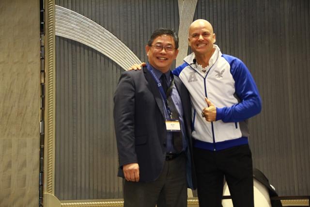 Ateneo Graduate School of Business Dean Rodolfo Ang presents an Ateneo jacket to Tom Oliver.