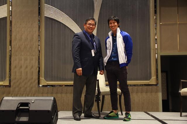 Ateneo Graduate School of Business Dean Rodolfo Ang poses with Perry Chen of Kickstarter.